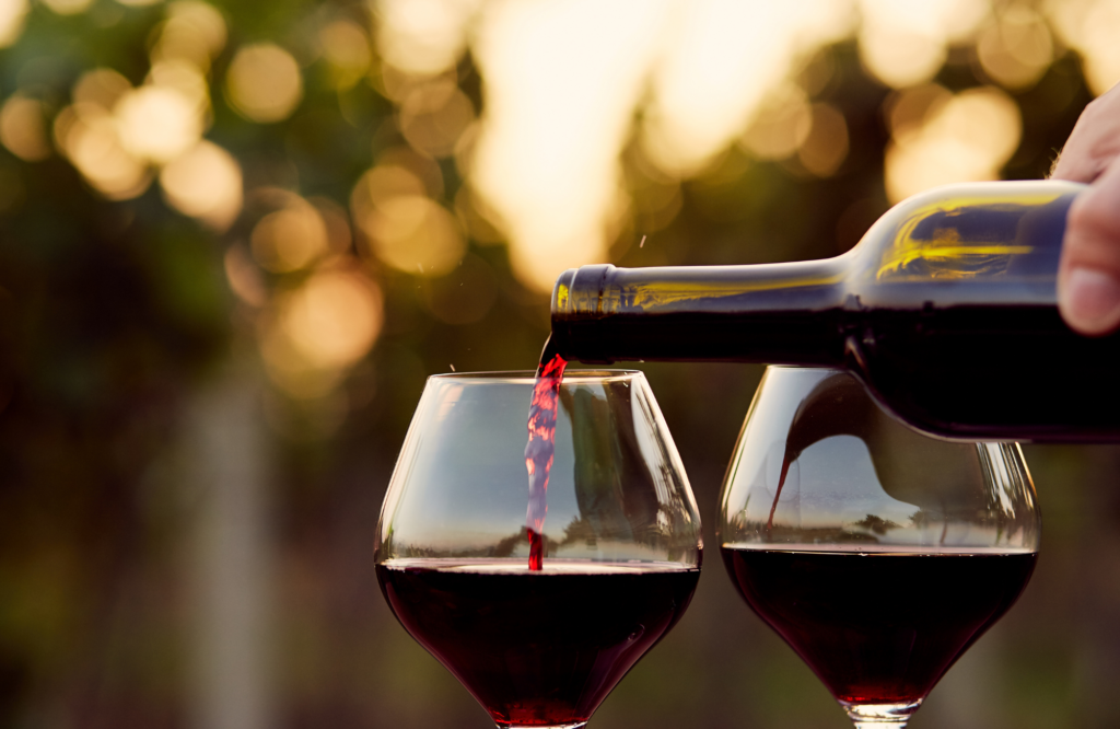 Foto stock calici di vino rosso con tramonto