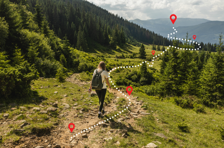 Donna che fa trekking in mezzo alla natura
